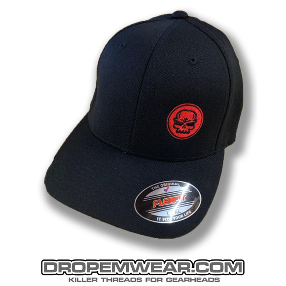 BLACK CURVED BILL FLEX FIT HAT WITH RED SKULL LOGO